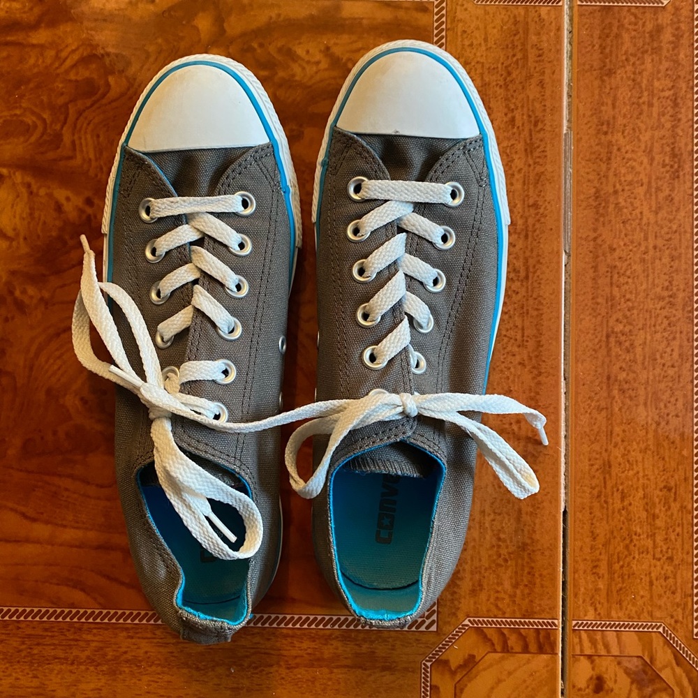 gray converse with blue lining